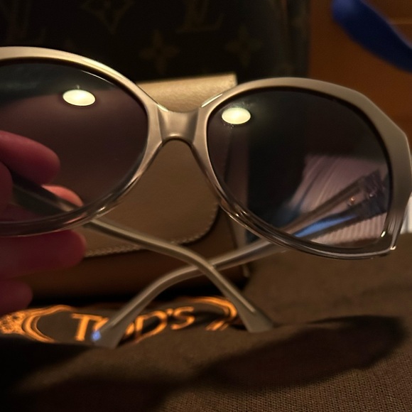Authentic stylish,fun n beautiful Tod’s sunglasses c/w d bag n case, booklet ❤️ - Picture 8 of 14